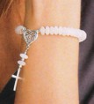 PULSERA CUARZO ROSA NATURAL CON CORAZON Y CRUZ DE PLATA 